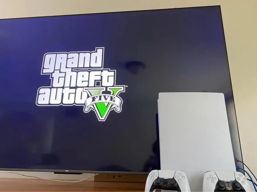 Ps5 Digital + 2 Dualsense + Gta Cod Fc24 + Netflix Hbo Blanco/negro (Usado)